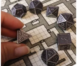 7 Dés métal argenté multi-faces (taille 14 mm)