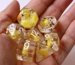 7 dés multifaces avec canard à l'intérieur