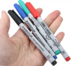 4 Feutres non-permanents couleurs pour personnalisation