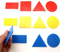 12 formes géométriques triangle, rectangle, carré, rond en 3 couleurs