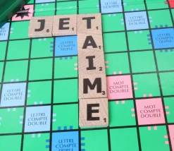 7 jetons lettres jeu pour dire 