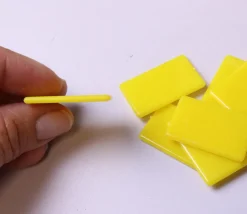500 Jetons petits rectangles épais 3.2 x 2 cm en plastique jaune