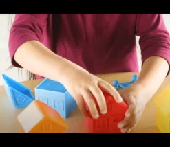 6 Maisons avec toits amovibles et empilables 8 x 7 cm