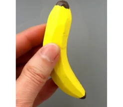 Banane en bois jaune de 8.5 x 1,8 cm jouet