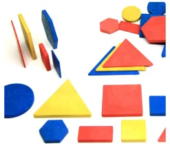 Blocs logiques : 60 formes géométriques bois recyclé. 4 attributs. 5 formes.