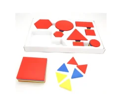 Boite 60 formes géométriques à plat épaisseur, taille et couleur. 4 attributs