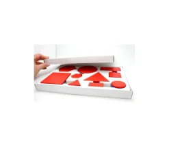 Boite 60 formes géométriques à plat épaisseur, taille et couleur. 4 attributs