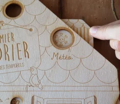 Calendrier perpétuel maisonnette tout en bois pour enfants