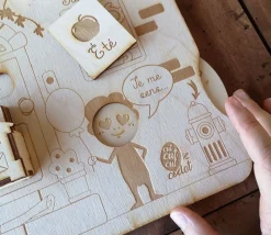 Calendrier perpétuel maisonnette tout en bois pour enfants