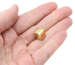 Cube doré en plastique 10 mm à l'unité