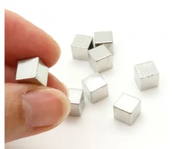 Cube métal argent 8 mm. 8 x 8 x 8 mm à l'unité