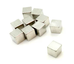 Cube métal argent 8 mm. 8 x 8 x 8 mm à l'unité