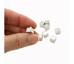 Cube métal argent 8 mm. 8 x 8 x 8 mm à l'unité