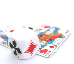 Dé Belote bois blanc 3 cm atout symbole des cartes modèle 2