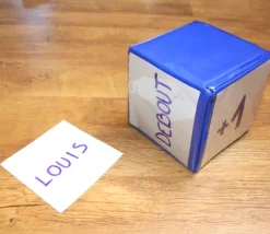 Dé géant bleu faces modifiables 15,5 cm personnalisable à volonté