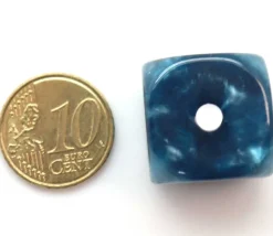 dé marbré 2 cm (couleur mise au hasard)