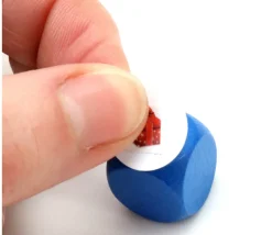 Dé neutre bleu 16 mm en bois sans marquage hêtre à l'unité