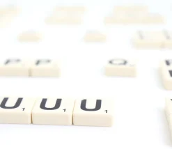 Lot 100 jetons lettres 19X19 mm avec points chiffres pour former des mots