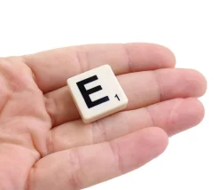 Lot 100 jetons lettres 19X19 mm avec points chiffres pour former des mots