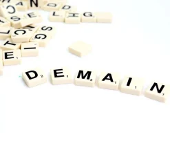 Lot 100 jetons lettres 19X19 mm avec points chiffres pour former des mots