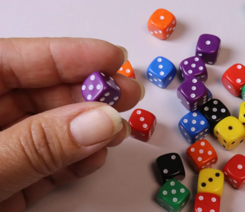 Mini Dé à jouer coloré 1 cm points de 1 à 6 couleur au hasard