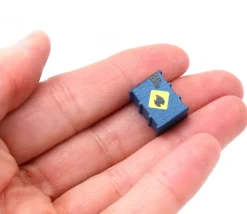 Pion baril pétrole / bidon huile en bois 15 x 10 x 10 mm pour jeu