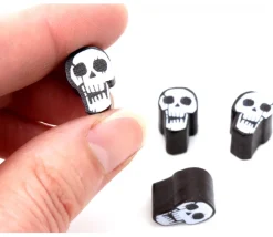 Pion de jeu crane tête de mort en bois 16 x 11 x 5mm
