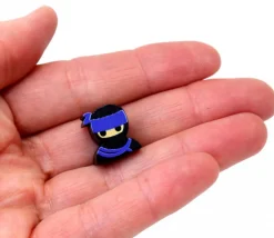 Pion de jeu ninja noir espion en bois 16 x 14 x 10 mm