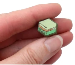 Pion de jeu tissu habit plié en bois 14 x 16 x 10 mm