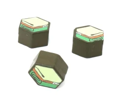 Pion de jeu tissu habit plié en bois 14 x 16 x 10 mm