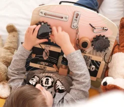 Planche de motricité à serrures et engrenages