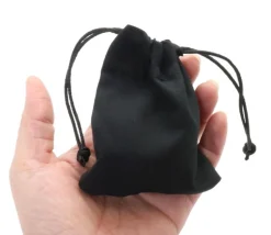 Sac tissu noir 9 x 8 cm avec cordon serrage - style velours