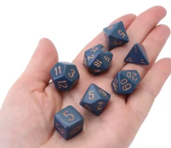 Set 7 dés multi-faces bleu-gris chiffres dorés.