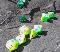 Set 7 dés multi-faces nacrés verts et jaunes