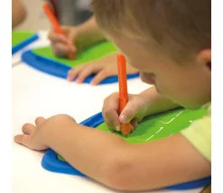 Set de 4 Jeux poinçonnage : Ardoise + poinçon pré-écriture