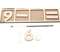 Tableau de calcul avec chiffres et signes en bois