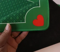 Tapis Belote premium 40 x 60 cm Classique avec bords galonnés. Pique coeur trèfle carreau