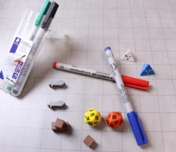 Tapis jeu recto noir - verso gris Megamat carré effaçable plateau 122 x 88 cm