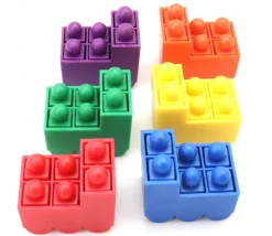 Train coloré de 34 x 24 x 28 mm + 6 pions encastrables