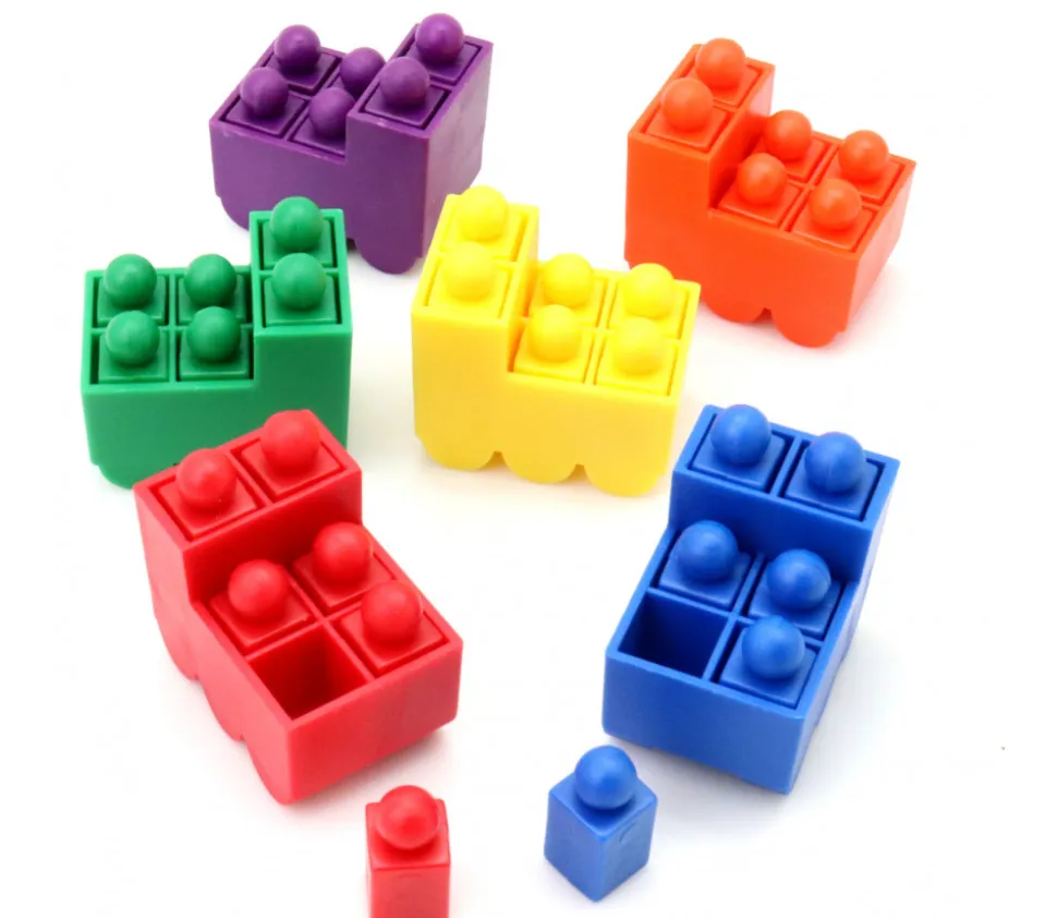 Train coloré de 34 x 24 x 28 mm + 6 pions encastrables